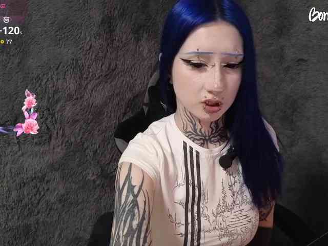 YoungAlice1 webcam