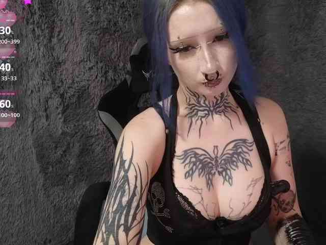 YoungAlice1 webcam