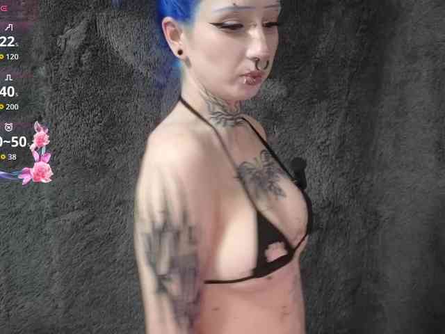 YoungAlice1 webcam