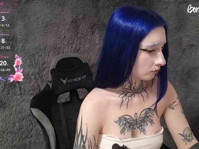 YoungAlice1 webcam