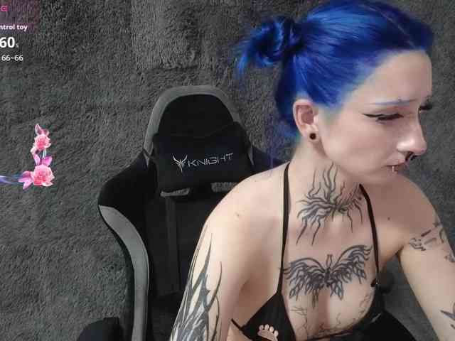 YoungAlice1 webcam