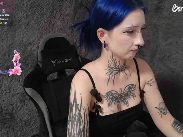 YoungAlice1 webcam