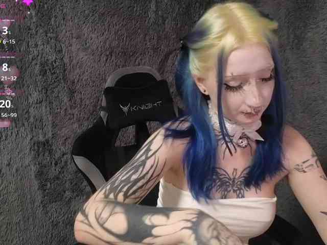 YoungAlice1 webcam