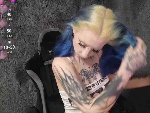 YoungAlice1 webcam