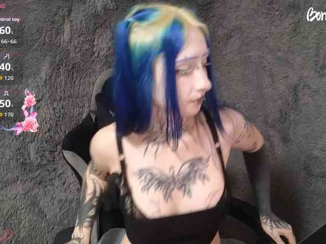 YoungAlice1 webcam