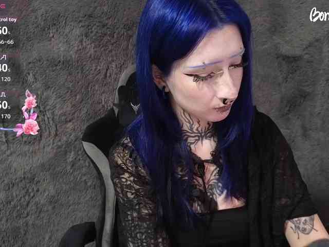 YoungAlice1 webcam