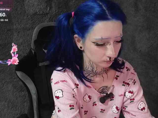 YoungAlice1 webcam