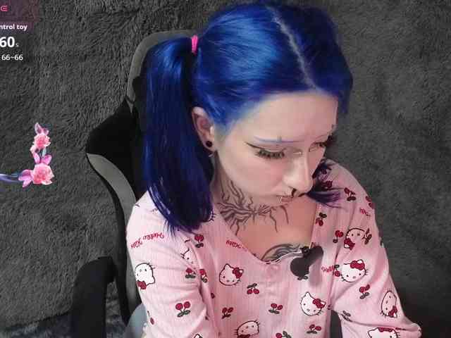 YoungAlice1 webcam