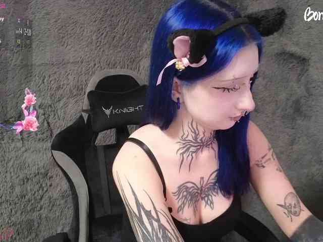 YoungAlice1 webcam