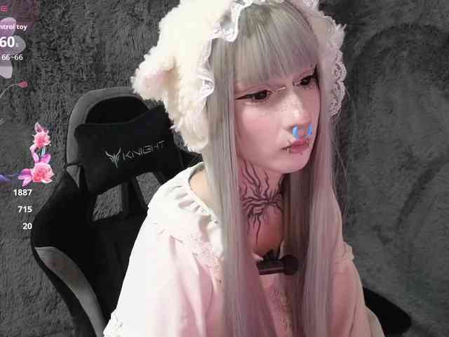 YoungAlice1 webcam
