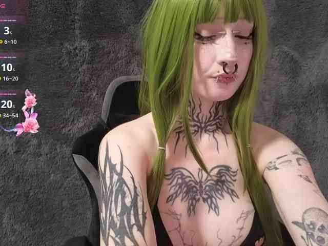 YoungAlice1 webcam