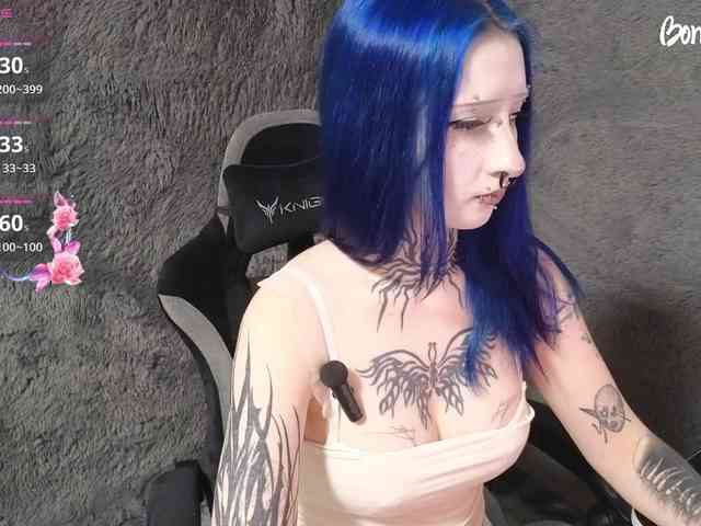 YoungAlice1 webcam