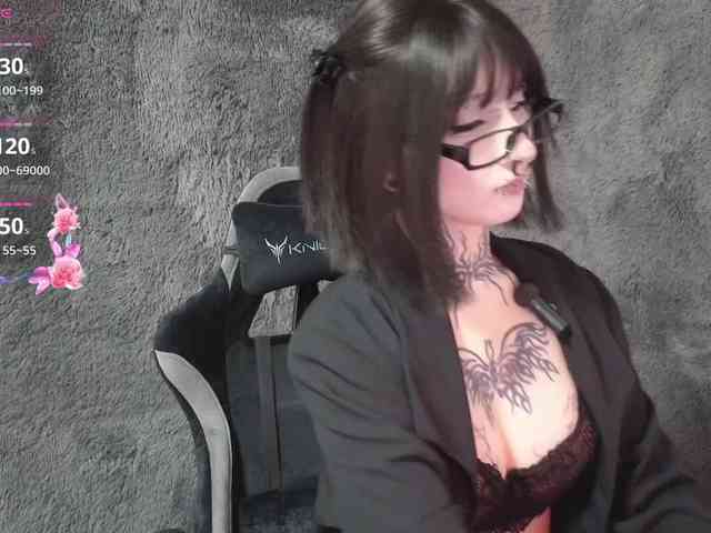 YoungAlice1 webcam
