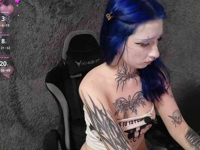 YoungAlice1 webcam