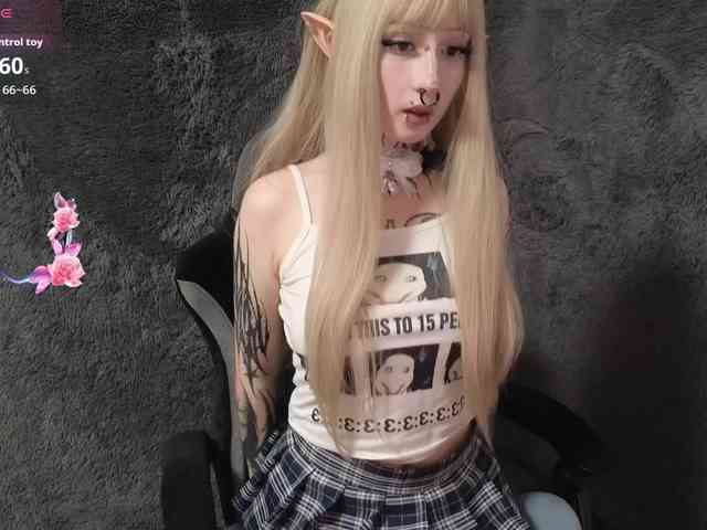 YoungAlice1 webcam