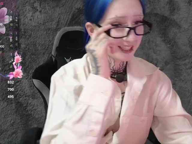 YoungAlice1 webcam
