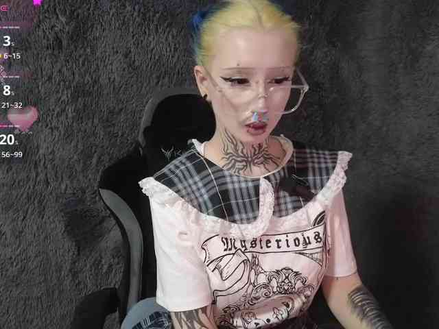 YoungAlice1 webcam