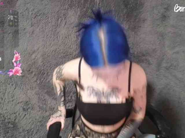 YoungAlice1 webcam
