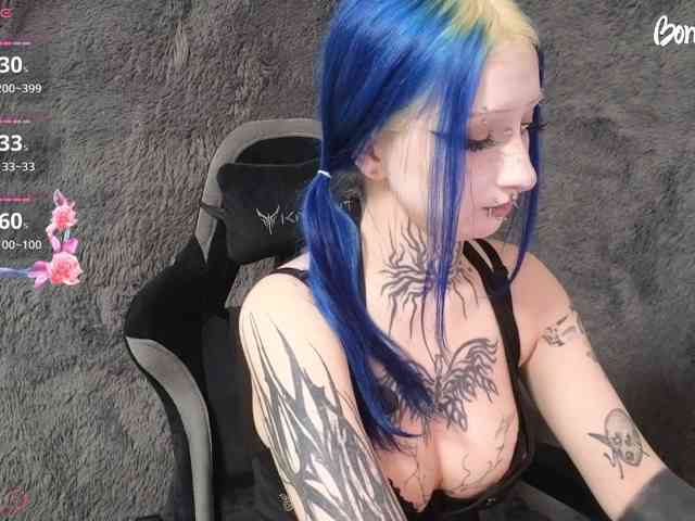 YoungAlice1 webcam