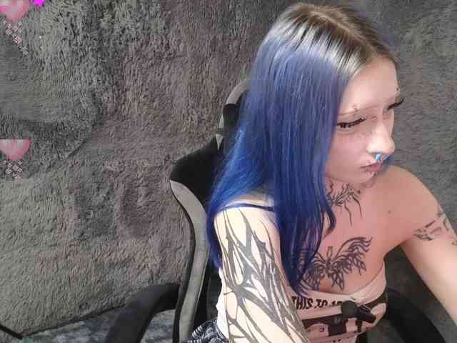 YoungAlice1 webcam