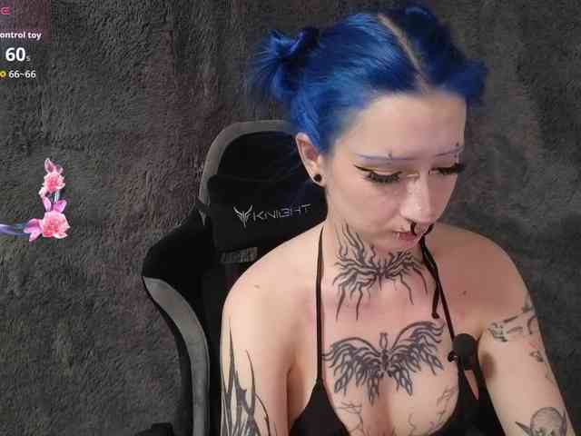 YoungAlice1 webcam