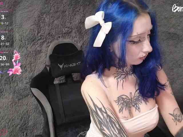 YoungAlice1 webcam