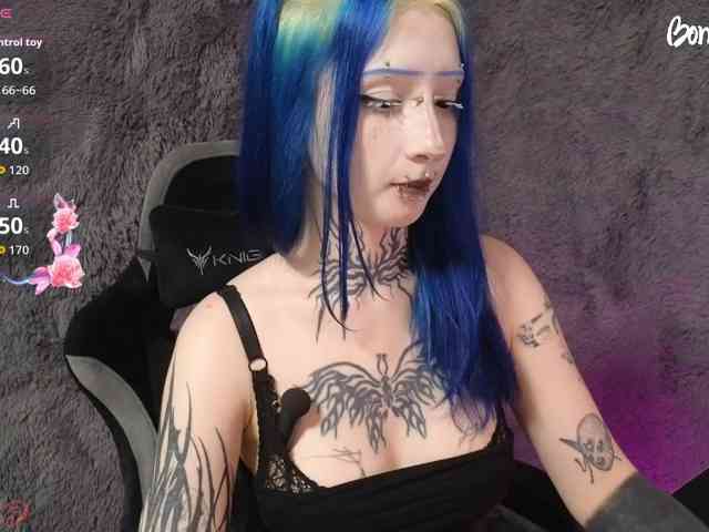 YoungAlice1 webcam