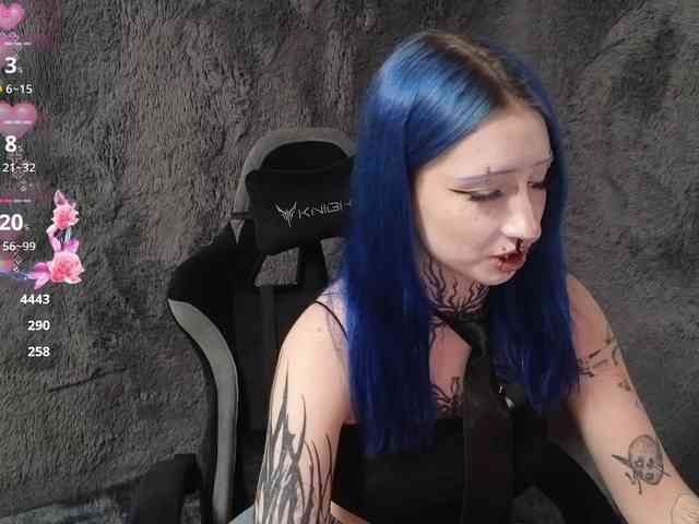 YoungAlice1 webcam