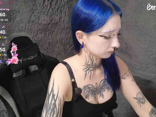 YoungAlice1 webcam