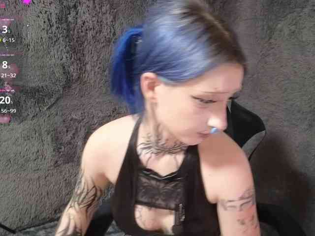 YoungAlice1 webcam