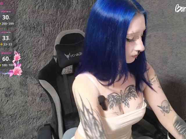 YoungAlice1 webcam