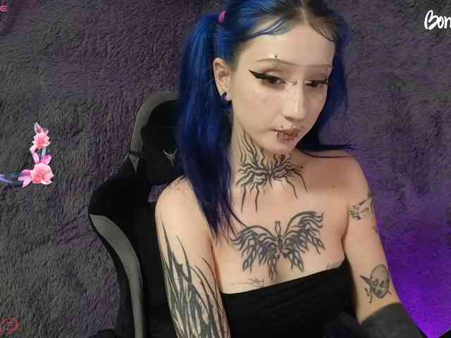 YoungAlice1 webcam