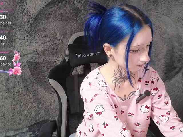 YoungAlice1 webcam