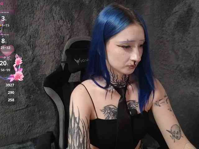 YoungAlice1 webcam