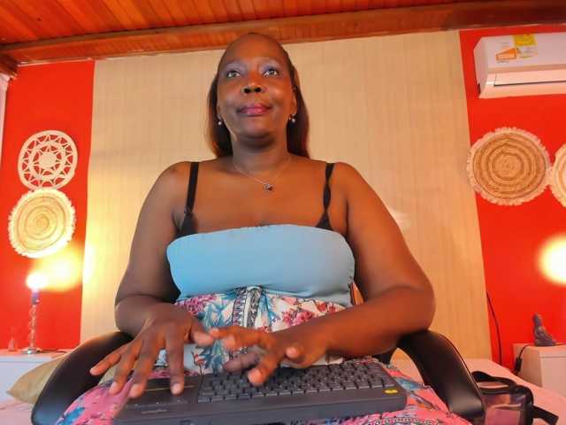 NikollSalas, en vivo ahora en BongaCams