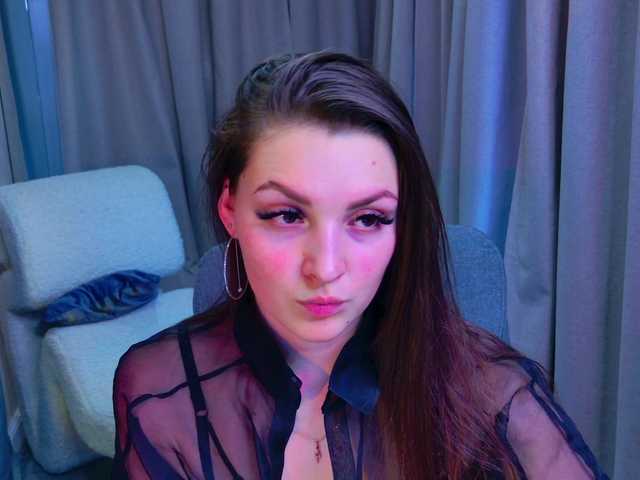 le modèle Vixsaria est en webcam porno dans un show sur le site bongacams, il possède les tags suivants: White/Caucasian,Brunette,Shaved