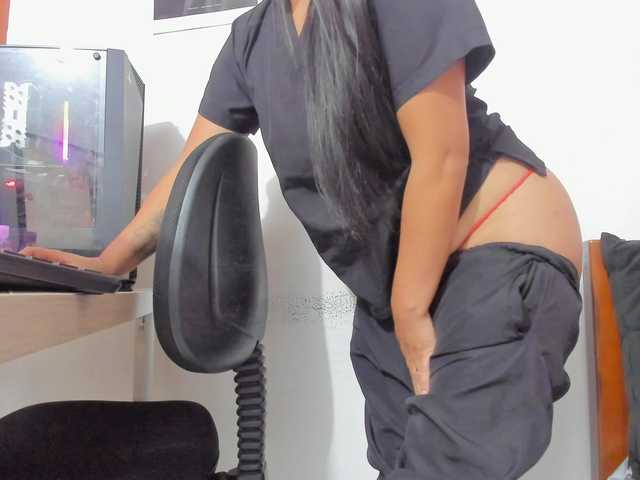 DaniellaGiraldo live cam on BongaCams