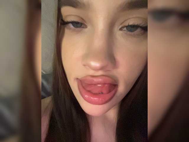 Glossmixdoll live cam on BongaCams