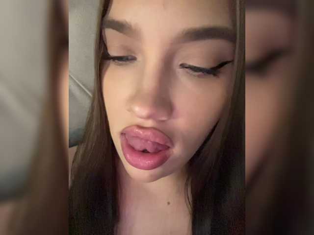 Glossmixdoll live cam on BongaCams