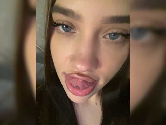 Glossmixdoll live cam on BongaCams