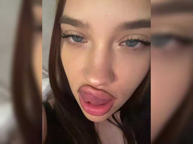 Glossmixdoll live cam on BongaCams