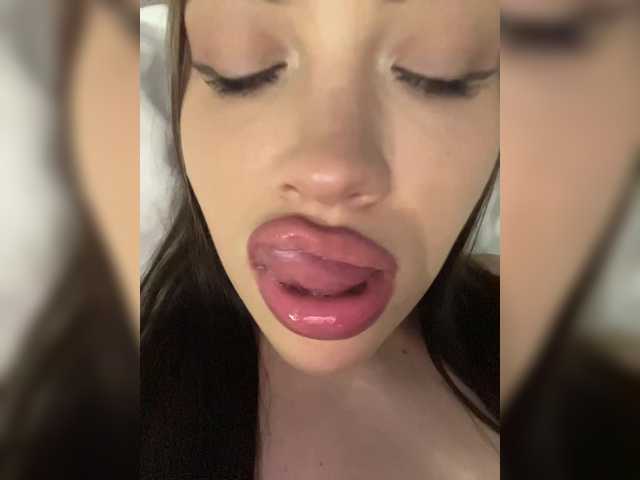 Glossmixdoll live cam on BongaCams