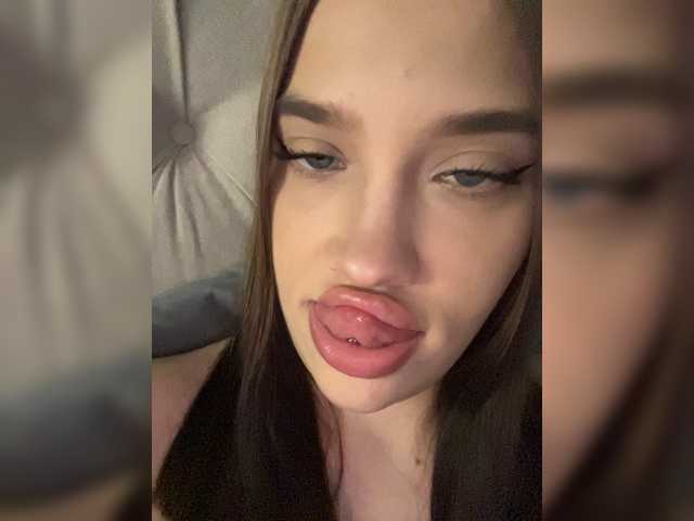 Glossmixdoll live cam on BongaCams