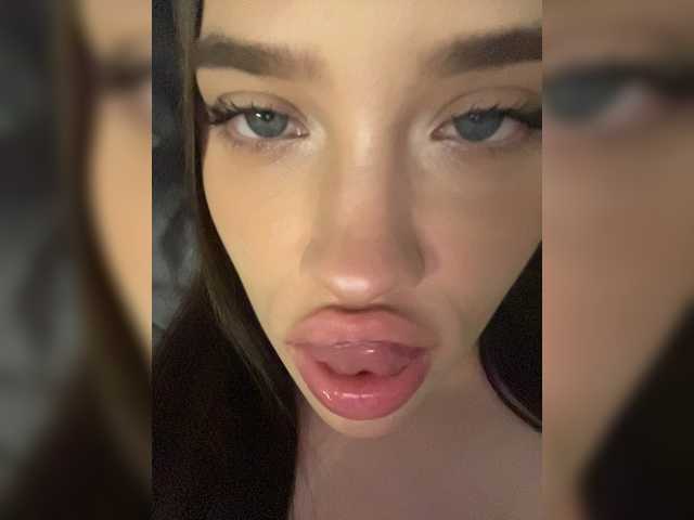 Glossmixdoll live cam on BongaCams