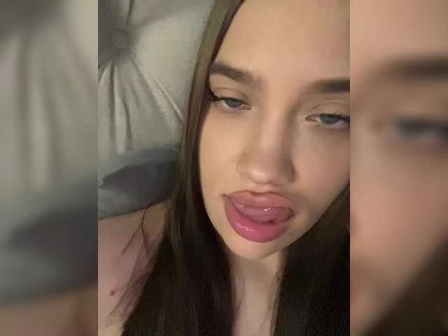 Glossmixdoll live cam on BongaCams