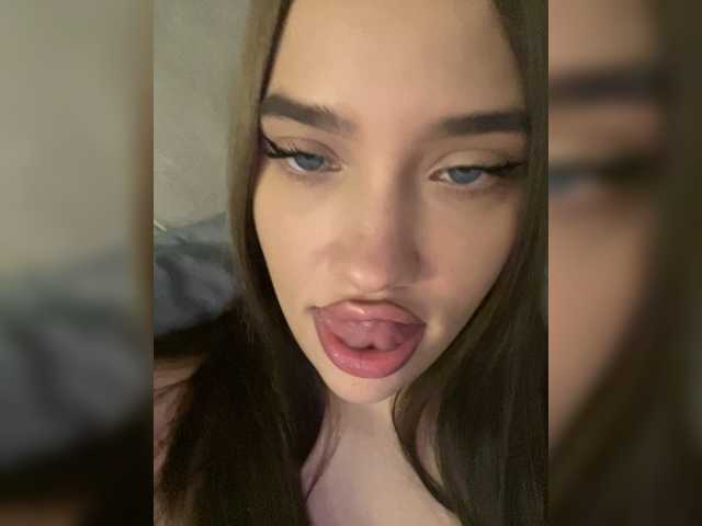 Glossmixdoll live cam on BongaCams