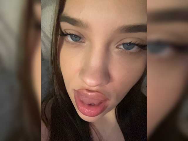 Glossmixdoll live cam on BongaCams
