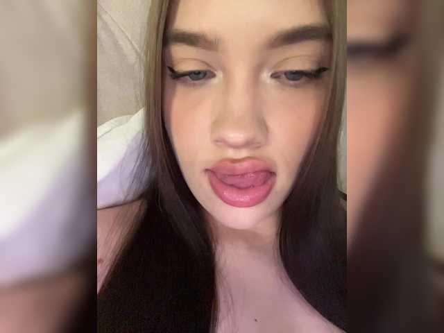 Glossmixdoll live cam on BongaCams