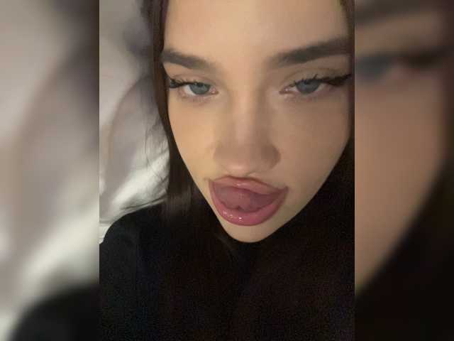 Glossmixdoll live cam on BongaCams