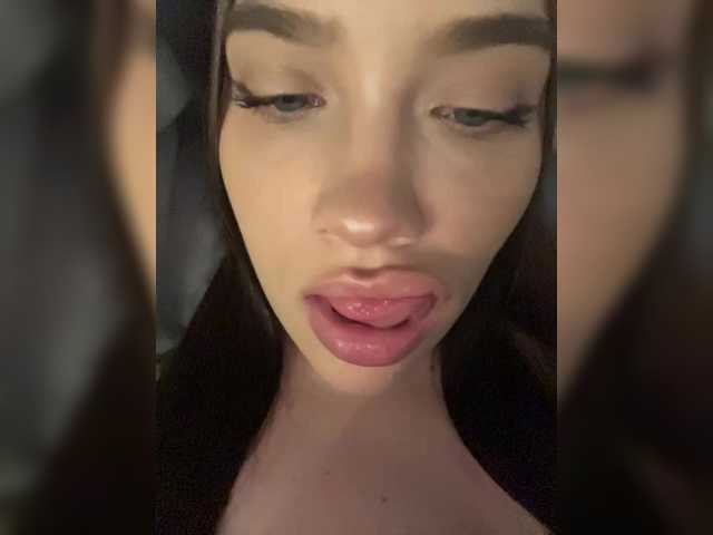 Glossmixdoll live cam on BongaCams